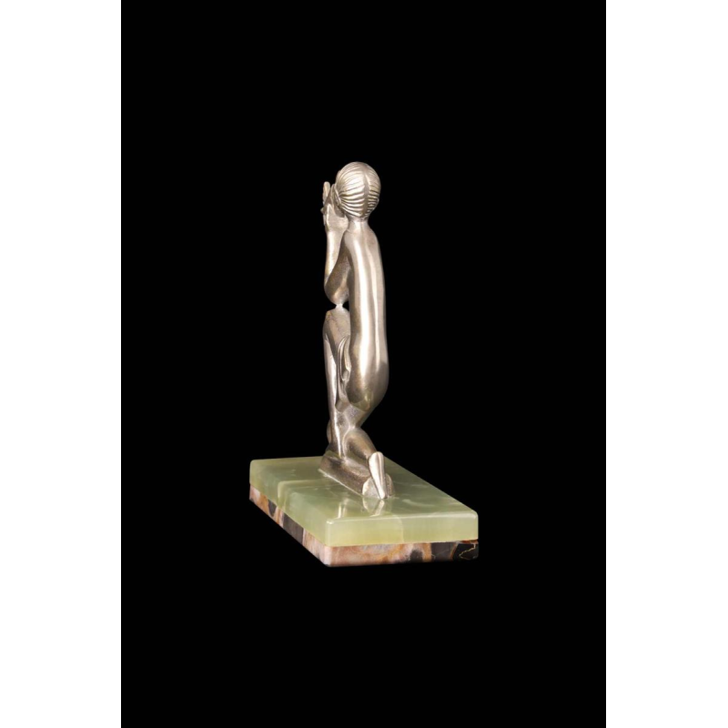Art Deco beeldje "Jonge vrouw met vogel" in verzilverd brons en onyx