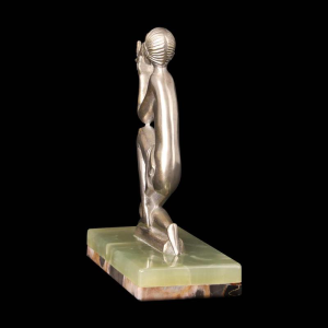 Art Deco beeldje "Jonge vrouw met vogel" in verzilverd brons en onyx