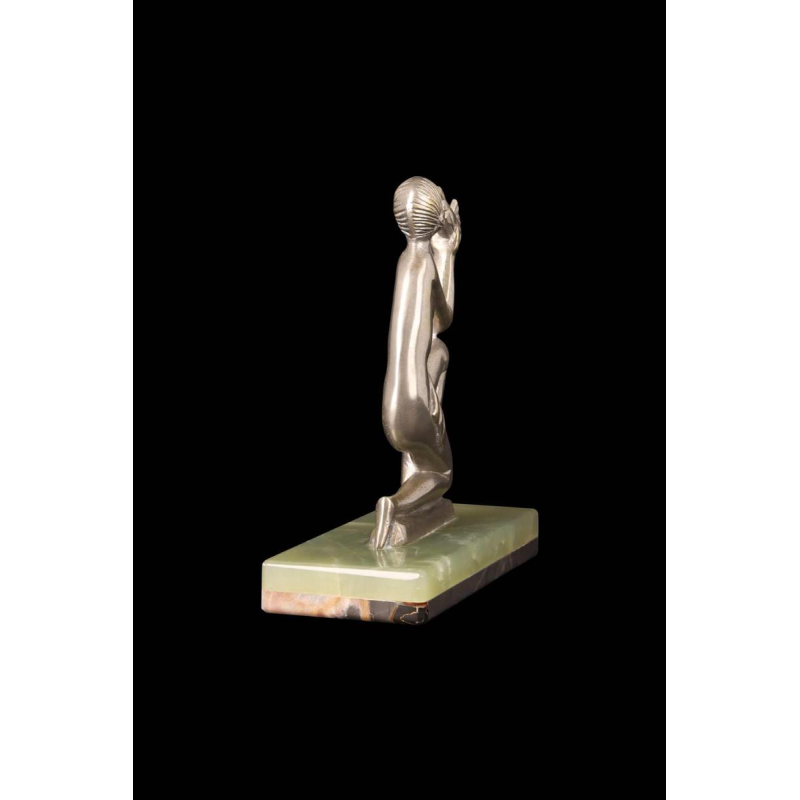 Art Deco statuette "Jeune femme à l'oiseau" in silvered bronze and onyx