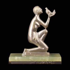 Art Deco beeldje "Jonge vrouw met vogel" in verzilverd brons en onyx