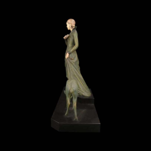 MENEVILLE (toegeschreven aan) 'De hertenvrouw' Art Deco sculptuur, groen gepatineerd metaal, begin 20ste eeuw