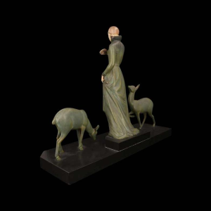 MENEVILLE (toegeschreven aan) 'De hertenvrouw' Art Deco sculptuur, groen gepatineerd metaal, begin 20ste eeuw