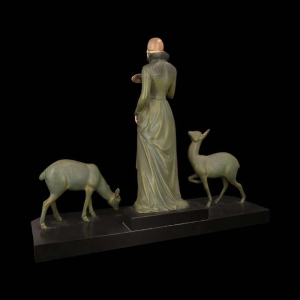 MENEVILLE (toegeschreven aan) 'De hertenvrouw' Art Deco sculptuur, groen gepatineerd metaal, begin 20ste eeuw