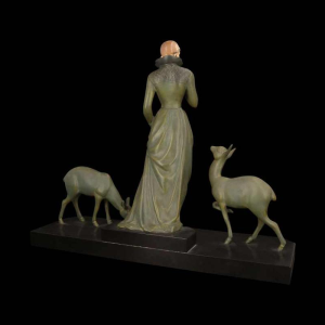 MENEVILLE (toegeschreven aan) 'De hertenvrouw' Art Deco sculptuur, groen gepatineerd metaal, begin 20ste eeuw