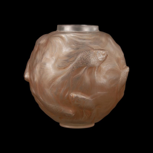 Vaas "FORMOSE" (1924) van sienna-gepatineerd gevormd geblazen-geperst glas door RENE LALIQUE (1860-1945)