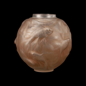 RENE LALIQUE, vase « FORMOSE » en verre soufflé-pressé moulé patiné sienne, 1924