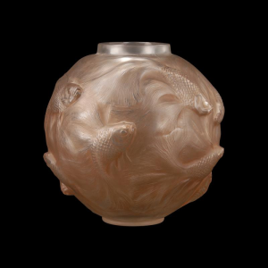 Vaas "FORMOSE" (1924) van sienna-gepatineerd gevormd geblazen-geperst glas door RENE LALIQUE (1860-1945)