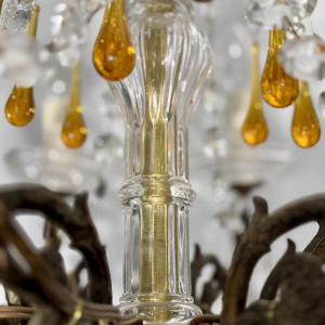 Lustre à pampilles à 8 feux, en bronze et cristal, gouttes en verre ambré, circa 1900