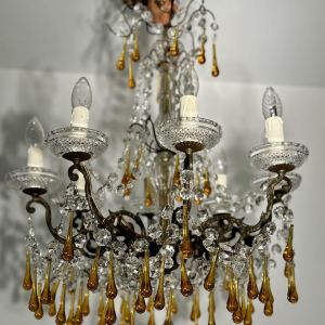 Lustre à pampilles à 8 feux, en bronze et cristal, gouttes en verre ambré, circa 1900