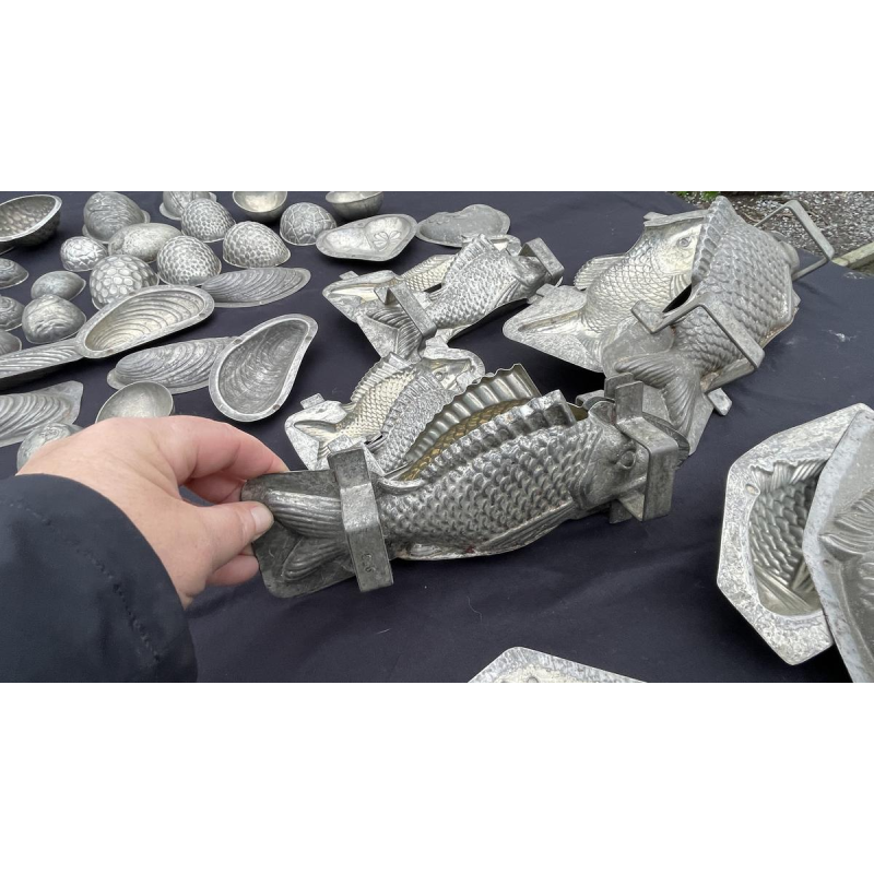 Important ensemble de moules à chocolat anciens en métal, début XXe siècle