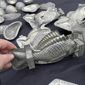 Important ensemble de moules à chocolat anciens en métal, début XXe siècle