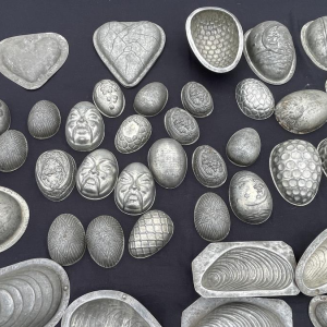 Important set of antique metal chocolate molds, early 20th century