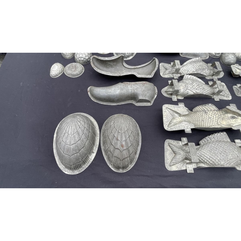 Important ensemble de moules à chocolat anciens en métal, début XXe siècle