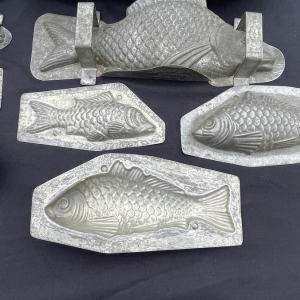 Important ensemble de moules à chocolat anciens en métal, début XXe siècle