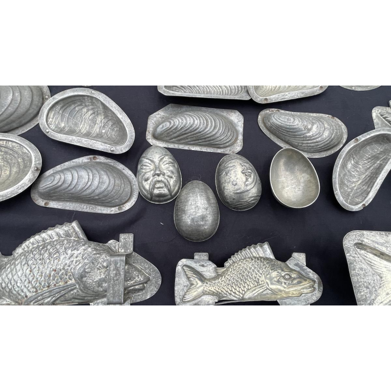 Important ensemble de moules à chocolat anciens en métal, début XXe siècle