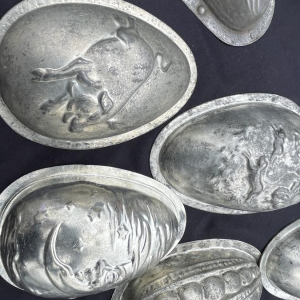 Important ensemble de moules à chocolat anciens en métal, début XXe siècle