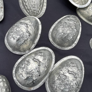 Belangrijke set antieke metalen chocoladevormen, begin 20e eeuw