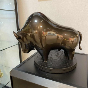 Laszlo Tibay "Bizon" sculpture en bronze laqué