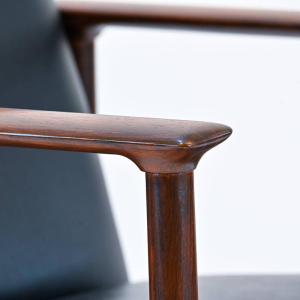 Cor Bontenbal voor Fristho, Impala fauteuil in palissanderhout en zwart kunstleer.