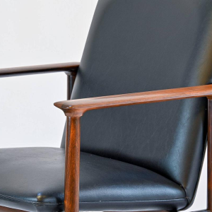 Cor Bontenbal voor Fristho, Impala fauteuil in palissanderhout en zwart kunstleer.