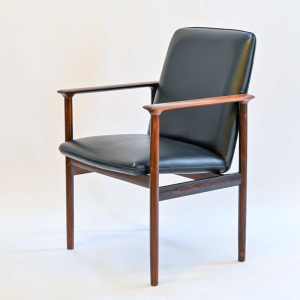 Cor Bontenbal voor Fristho, Impala fauteuil in palissanderhout en zwart kunstleer.