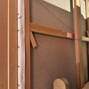 Milo DARDENNE «Paroissiens à la sortie de l’Eglise Saint Pierre de Jamoigne?» peinture huile sur toile