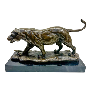 Sculpture d'une lionne en bronze signée Barye (fonte post-mortem)