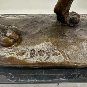 Sculpture d'une lionne en bronze signée Barye (fonte post-mortem)