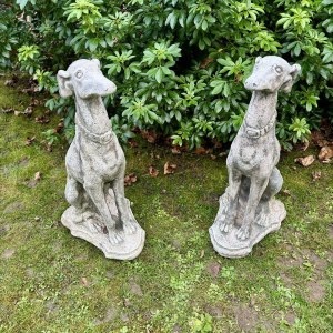 Paire de lévriers assis en pierre reconstituée - Sculptures - Décor de jardin, Portugal XXe siècle