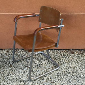 Modernistische fauteuil van multiplex met geschroefde stalen buizen, in de stijl van Marcel Breuer, circa 1930.