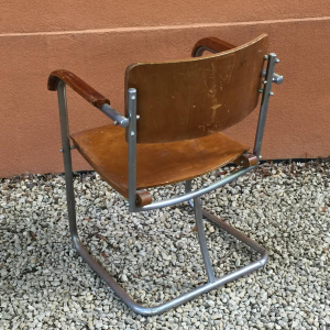 Modernistische fauteuil van multiplex met geschroefde stalen buizen, in de stijl van Marcel Breuer, circa 1930.