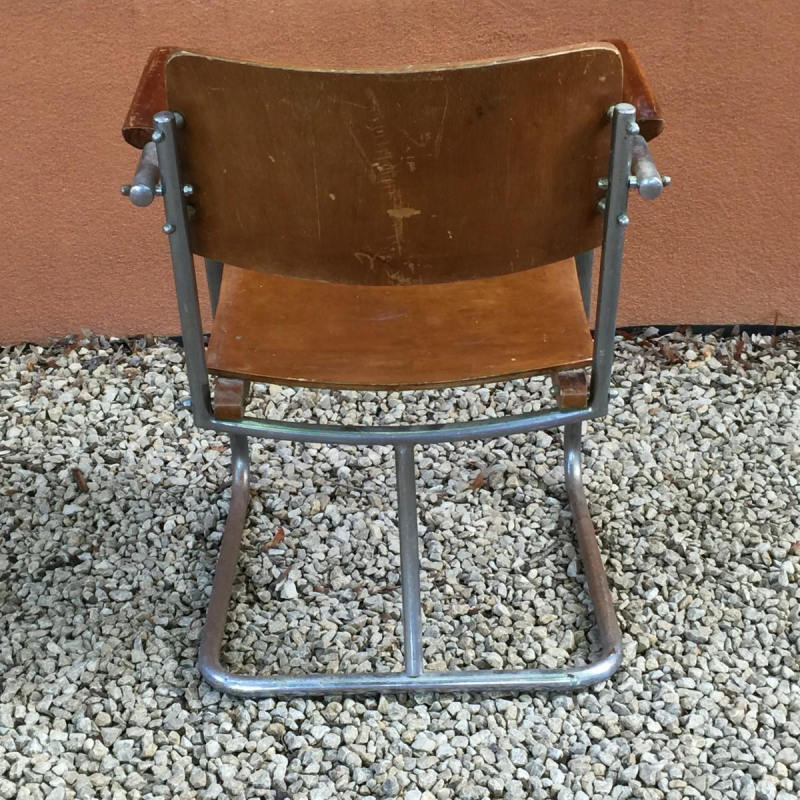 Modernistische fauteuil van multiplex met geschroefde stalen buizen, in de stijl van Marcel Breuer, circa 1930.