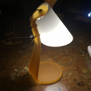 Tafel-/bureaulamp, mat opaalglas en messing, circa 1970