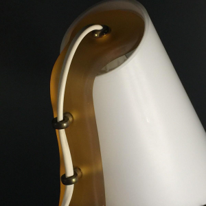 Lampe à poser / de bureau, verre opalin dépoli et laiton, circa 1970
