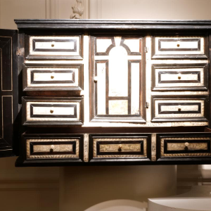 Cabinet milanais en poirier noirci, ébène et os gravé, Italie XVIIe siècle