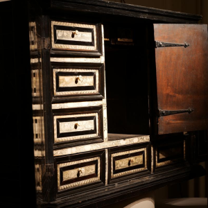 Cabinet milanais en poirier noirci, ébène et os gravé, Italie XVIIe siècle