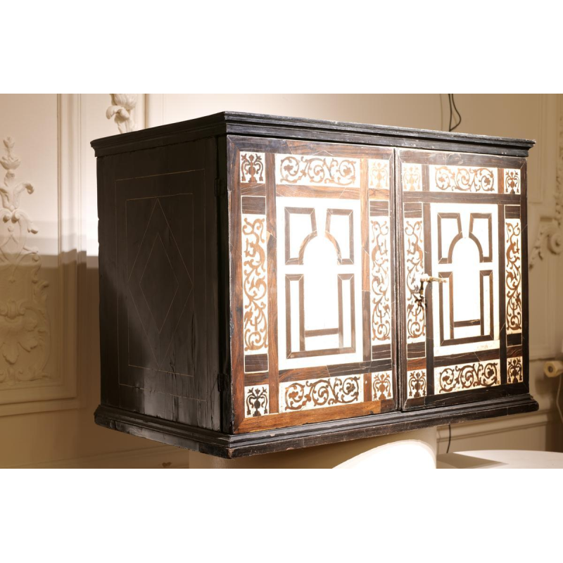 Cabinet milanais en poirier noirci, ébène et os gravé, Italie XVIIe siècle