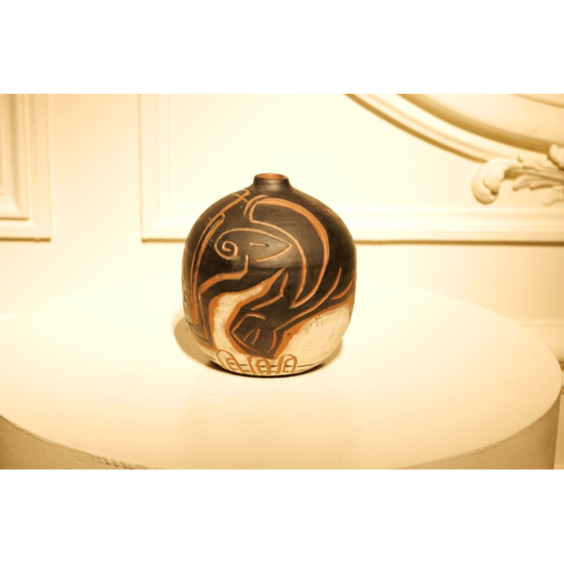 Kelli Bedrossian, keramische vaas, dierendecoratie met een stier, uniek stuk 2016