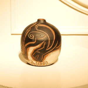 Kelli Bedrossian, vase en céramique, décor animalier au Taureau, pièce unique 2016