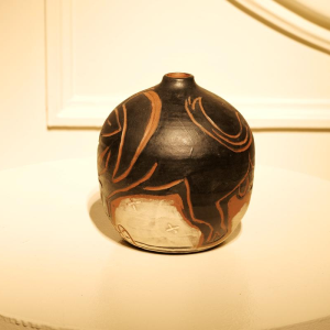 Kelli Bedrossian, vase en céramique, décor animalier au Taureau, pièce unique 2016