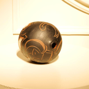 Kelli Bedrossian, vase en céramique, décor animalier au Taureau, pièce unique 2016