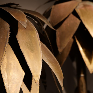 Jean Jansem, paar 'Palm Trees'-lampen van geslepen, gepatineerd metaal, circa 1960-1970