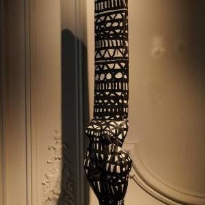 Christian Astuguevielle, Totemsculptuur in beschilderde stof, hedendaags werk