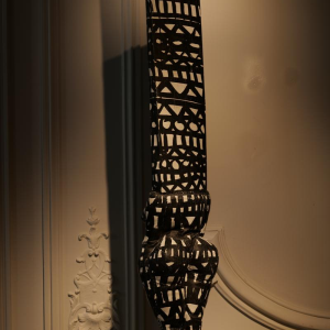 Christian Astuguevielle, Totemsculptuur in beschilderde stof, hedendaags werk