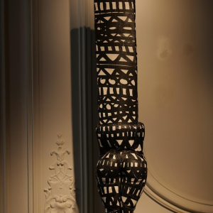 Christian Astuguevielle, Totemsculptuur in beschilderde stof, hedendaags werk