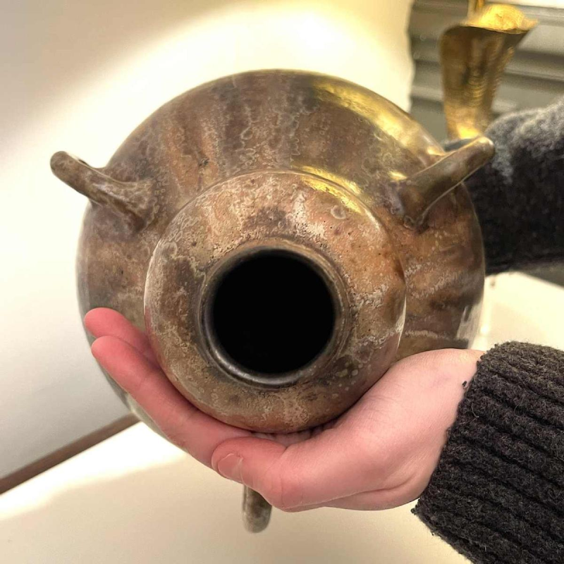 ROGER GUERIN, bruine Art Nouveau 'coloquinte' vaas met drie handvatten, groot gebakken gezouten steengoed, Bouffioulx ca 1920