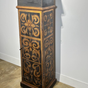 Colonne ou petite armoire en bois peint noir et doré, Italie, XIXe siècle