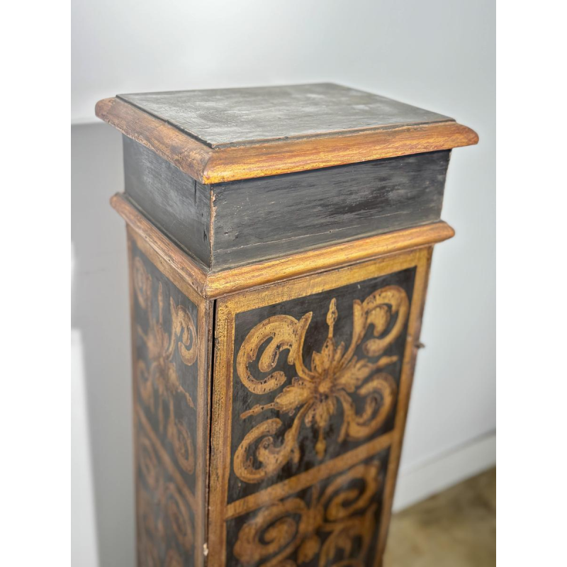 Column or small cabinet in black and gold painted wood, Italy, 19th century