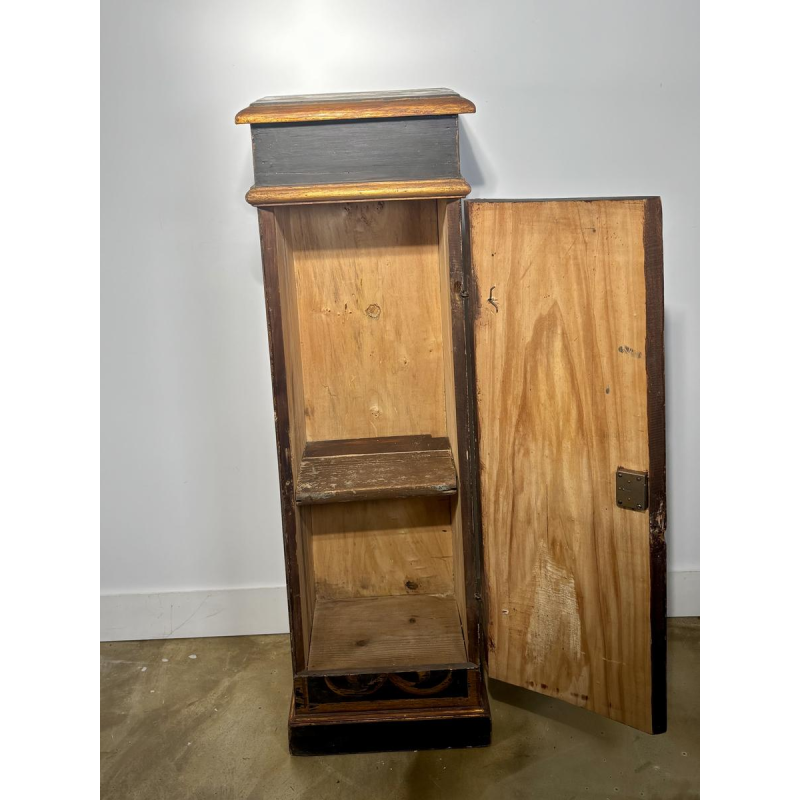 Colonne ou petite armoire en bois peint noir et doré, Italie, XIXe siècle