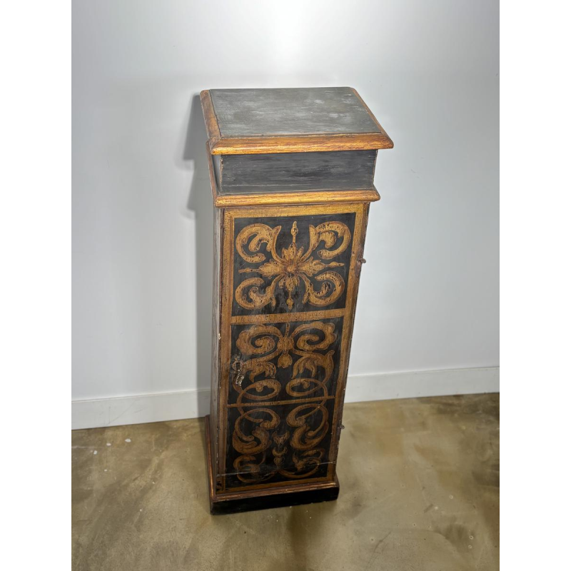 Colonne ou petite armoire en bois peint noir et doré, Italie, XIXe siècle